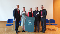 „Traditionsreich, innovativ und am Puls der Zeit“ 18. Bayerischer Wirtschaftsschultag in Rosenheim „Traditionsreich, innovativ und am Puls der Zeit“ 18. Bayerischer Wirtschaftsschultag in Rosenheim